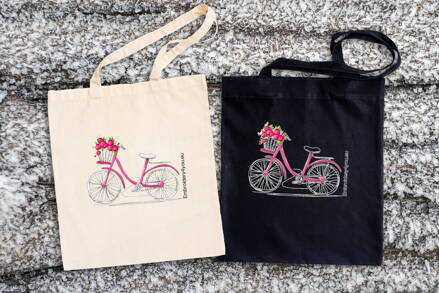 Bicykel s košíkom kvetov